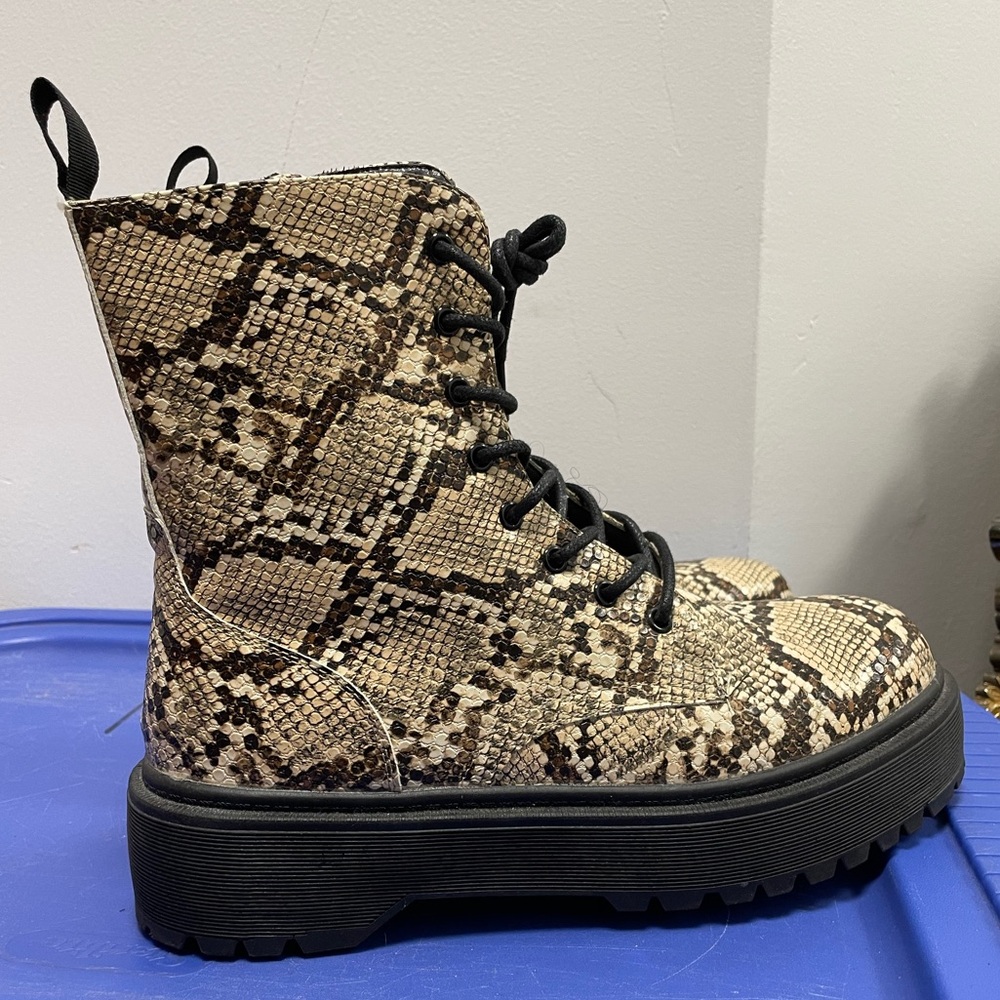 YOKI Chunky Platform lace-up snakeskin boots size 10